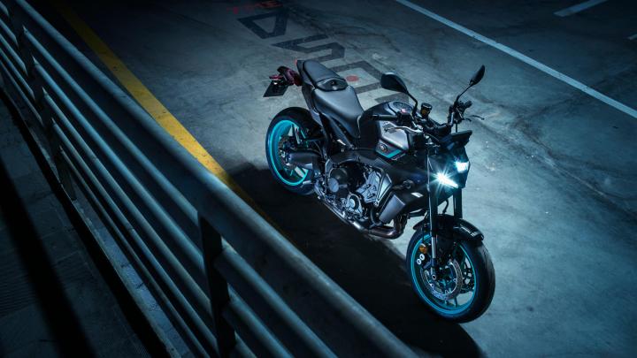 È stato Presentato il Nuovo Yamaha MT-09 2024 | Recensione Dettagliata del Yamaha MT-09 2024 Per quanto riguarda le caratteristiche di assistenza elettronica, il Yamaha MT-09 2024 mantiene l'unità di misura inerziale a sei assi (IMU) già presente nel modello precedente, che offre il controllo della trazione sensibile all'inclinazione, il controllo dello slittamento, il controllo dell'impennata e il controllo della frenata. Inoltre, è stata aggiunta una nuova funzione chiamata Primary Slide Regulator (BSR), che ha l'obiettivo di stabilizzare la ruota posteriore durante la frenata del motore e compensare in situazioni di bassa aderenza.