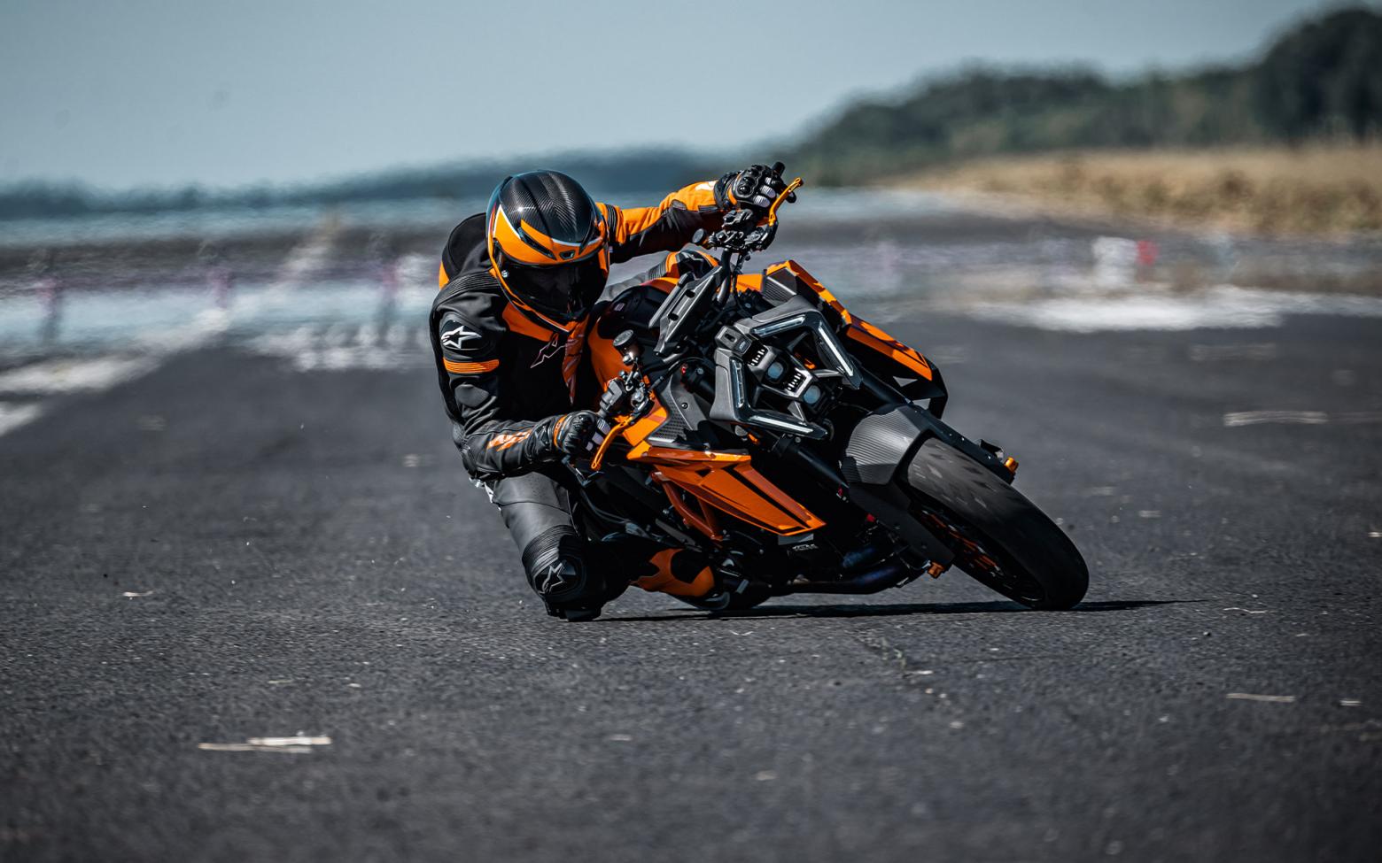 Recensione Dettagliata e Caratteristiche del 2024 KTM 1390 Super Duke R Evo | Differenze con il KTM 1290 Riassunto del KTM 2024 Super Duke R Evo: Il nuovo modello, con un motore da 1.350 cc, produce 188 hp, con un incremento di 11 hp rispetto alla versione precedente. Questo aumento è stato ottenuto grazie a un nuovo sistema di cambio camme e varie revisioni del motore. Sono stati effettuati miglioramenti nella sospensione, che ora offre una sospensione WP regolabile elettronicamente. Il design ha linee più affilate e sono stati apportati aggiornamenti a alcuni componenti. Il prezzo di questo modello è fissato a 21.499 dollari, e si distingue per le sue caratteristiche rinnovate e la sua orientazione alla performance.