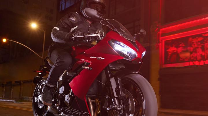 La Nuova Bestia della Media Cilindrata di Triumph | Presentata la Triumph Daytona 660 2024 Il modello Daytona 660 di Triumph è equipaggiato con un motore a tre cilindri, frutto di anni di sviluppo. Questa configurazione del motore combina la coppia a basse rivoluzioni di un bicilindrico con le prestazioni ad alte rivoluzioni di un quattro cilindri, attirando l'attenzione con il suo caratteristico suono a tre cilindri. Con una potenza di 93,6 HP a 11.250 giri/min e una coppia di 70 Nm, la Daytona 660 punta a fare un ingresso ambizioso nella fascia media.