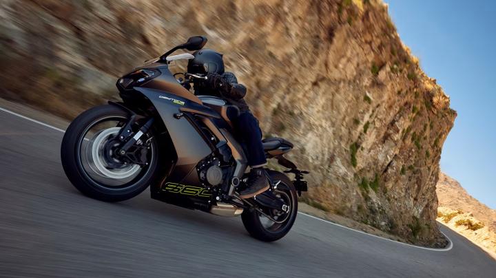 La Nuova Bestia della Media Cilindrata di Triumph | Presentata la Triumph Daytona 660 2024 I progressi di Triumph nel campo delle sospensioni supersportive si faranno notare nella Daytona 660, particolarmente nelle curve. La manovrabilità a bassa velocità promette un utilizzo facile in ambito urbano. Dotata di componenti di alta qualità come le sospensioni Showa, le pinze radiali a quattro pistoni su due dischi anteriori e il sistema ABS, la Daytona 660 sembra offrire un controllo preciso e una frenata efficace. Inoltre, i cerchi in alluminio fuso a cinque razze e gli pneumatici ad alte prestazioni Michelin Power 6 garantiscono una guida sicura in tutte le condizioni.