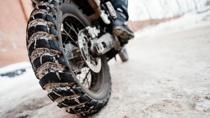 10 Attrezzature Indispensabili per Usare la Moto in Inverno