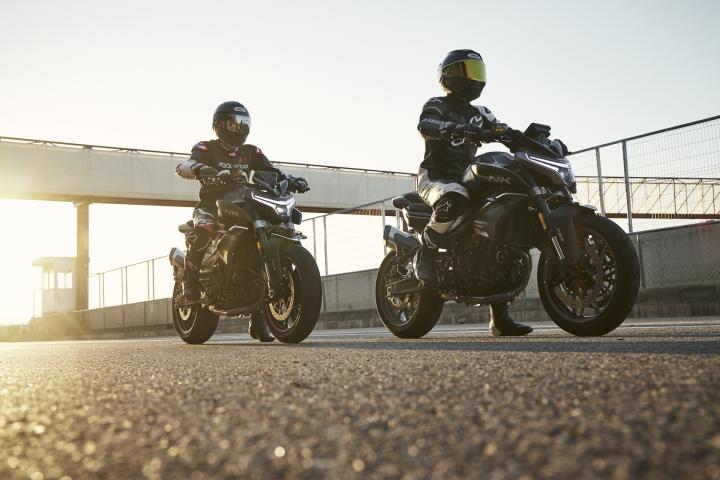 Recensione del CF MOTO 800NK 2024 e dettagli dell'800NK La CFMoto 800NK è equipaggiata con un motore parallelo a due cilindri da 799 cc derivato dalla KTM 790 Duke. Questo motore offre una potenza di 93,8 CV e una coppia di 81 Nm. Con una coppia orientata verso la ruota, il motore è molto reattivo e offre un'esperienza di guida emozionante con una potenza significativa in ogni marcia. In particolare, quando la moto viene impostata sulla modalità sport, la guida diventa estremamente coinvolgente e può risultare intimidatoria per chi la guida.