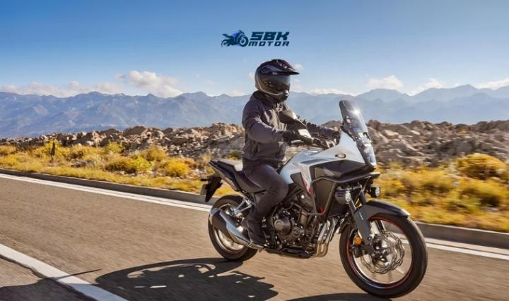 Questa volta sta arrivando! La HONDA NX500 2024 in Turchia Passiamo al punto cruciale: il prezzo. Secondo alcuni dei calcoli che abbiamo fatto, se questa moto fosse stata lanciata oggi, avrebbe un'etichetta di prezzo di circa 360.000 TL. Se Honda dovesse lanciare la moto in questa fascia di prezzo, molti marchi nel settore delle moto adventure potrebbero essere costretti a ridurre i propri prezzi, facendo davvero rumore. Ma sembra che, ancora una volta, saremo costretti a sognare e a vivere con le nostre aspettative. Tuttavia, sappiamo che alcuni rappresentanti di Honda leggeranno questo nostro articolo e speriamo che lo prendano in considerazione. Per il momento, è solo una questione di sperare in un prezzo competitivo!
