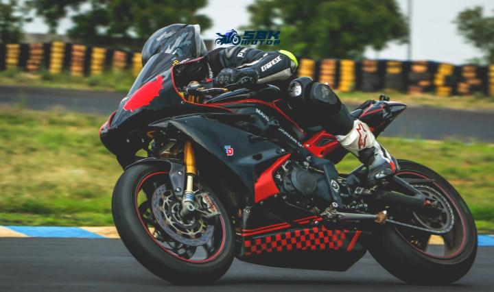 Che cos'è il volume della moto (cc)? | Vantaggi e svantaggi dell'alto volume del motore Una maggiore cilindrata del motore può spesso essere associata a una maggiore potenza, ma ciò influisce anche sul consumo di carburante. I motori di grandi dimensioni consumano generalmente più carburante. Quindi, se da un lato gli acquirenti vogliono migliorare le prestazioni, dall'altro devono prestare attenzione al risparmio di carburante.