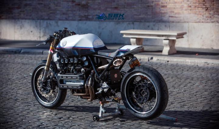 Che cos'è il volume della moto (cc)? | Vantaggi e svantaggi dell'alto volume del motore I vantaggi dei motori per moto con un CC elevato includono una maggiore potenza, un'esperienza di guida dinamica, un carico utile elevato e una coppia elevata. Questo garantisce un'accelerazione rapida, prestazioni impressionanti e un'ampia gamma di applicazioni. Tuttavia, questi vantaggi comportano anche degli svantaggi. I motori ad alto CC consumano generalmente più carburante, possono essere pesanti, hanno costi iniziali e assicurativi elevati e possono essere difficili da controllare alle alte velocità. Gli utenti devono bilanciare i vantaggi e gli svantaggi, tenendo conto delle loro preferenze, dell'uso che intendono farne e delle loro capacità di guida.