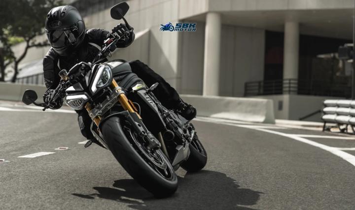 Ogni quanti km si dovrebbe fare il cambio dell'olio della moto? Cambio dell'olio in base alla potenza della moto La Triumph, una delle moto ad alte prestazioni, necessita solitamente di manutenzione ogni 15 mila km. Tuttavia, il cambio dell'olio a intervalli di 5.000 km può essere più efficace per mantenere la lunga durata del motore e le sue eccellenti prestazioni. Questa manutenzione frequente mantiene pulito il meccanismo interno del motore, riducendo l'usura a lungo termine e contribuendo a mantenere alte le prestazioni. I principi generali di manutenzione comprendono l'uso di olio di qualità secondo le raccomandazioni del produttore, la sostituzione del filtro a ogni cambio d'olio, il controllo periodico del livello dell'olio e la scelta dei centri di assistenza raccomandati dal produttore per la manutenzione principale. Questi principi proteggono la salute delle motociclette ad alte prestazioni come la Triumph, garantendo un'esperienza di guida sicura ed efficace.