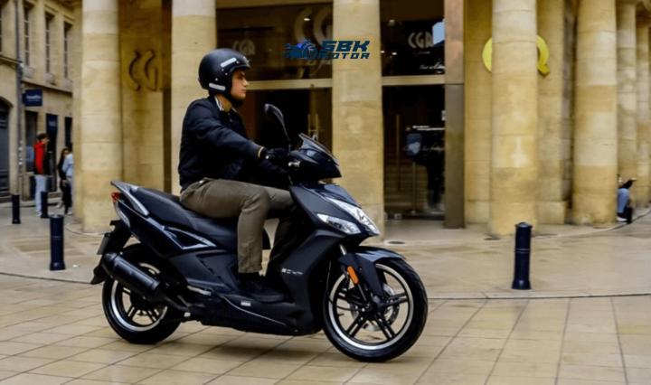 2024- Motori sotto i 100.000 TL | 5 migliori motori sotto i 100.000 TL Una delle moto che si potranno acquistare sotto i 100 mila TL nel 2024 è uno scooter del marchio taiwanese KYMCO. Se dovessimo stilare una classifica, credo che lo metteremmo all'ultimo posto tra le altre moto che abbiamo condiviso. Il motivo per cui l'abbiamo messa all'ultimo posto non è che la moto sia di scarsa qualità, a scanso di equivoci.