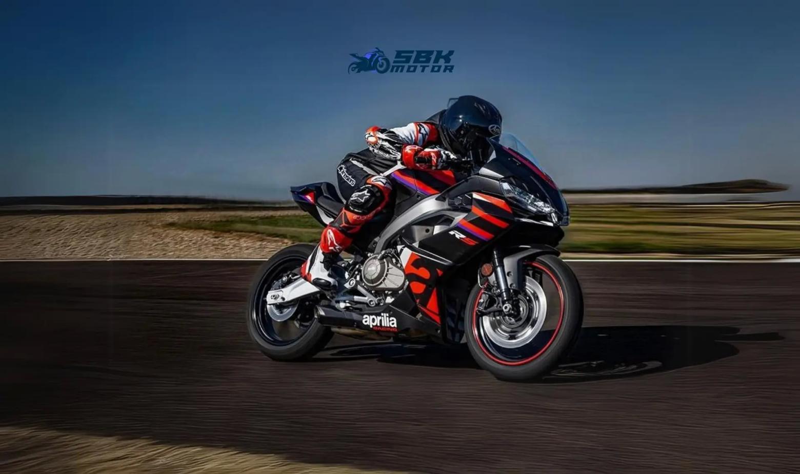 2024 Motobike Fair: L'arrivo dell'Aprilia RS457 in Turchia e il suo prezzo sono stati annunciati! L'Aprilia RS457, che ha debuttato al Salone della Moto, strizza l'occhio ai suoi concorrenti di prima fascia con il suo blocco motore bicilindrico, con angolo di manovella di 270 gradi, raffreddato a liquido, da 47 cavalli. Secondo le dichiarazioni dei funzionari Aprilia, è stato annunciato che la RS457 arriverà nel nostro Paese in 300 esemplari, le cui consegne inizieranno a maggio.