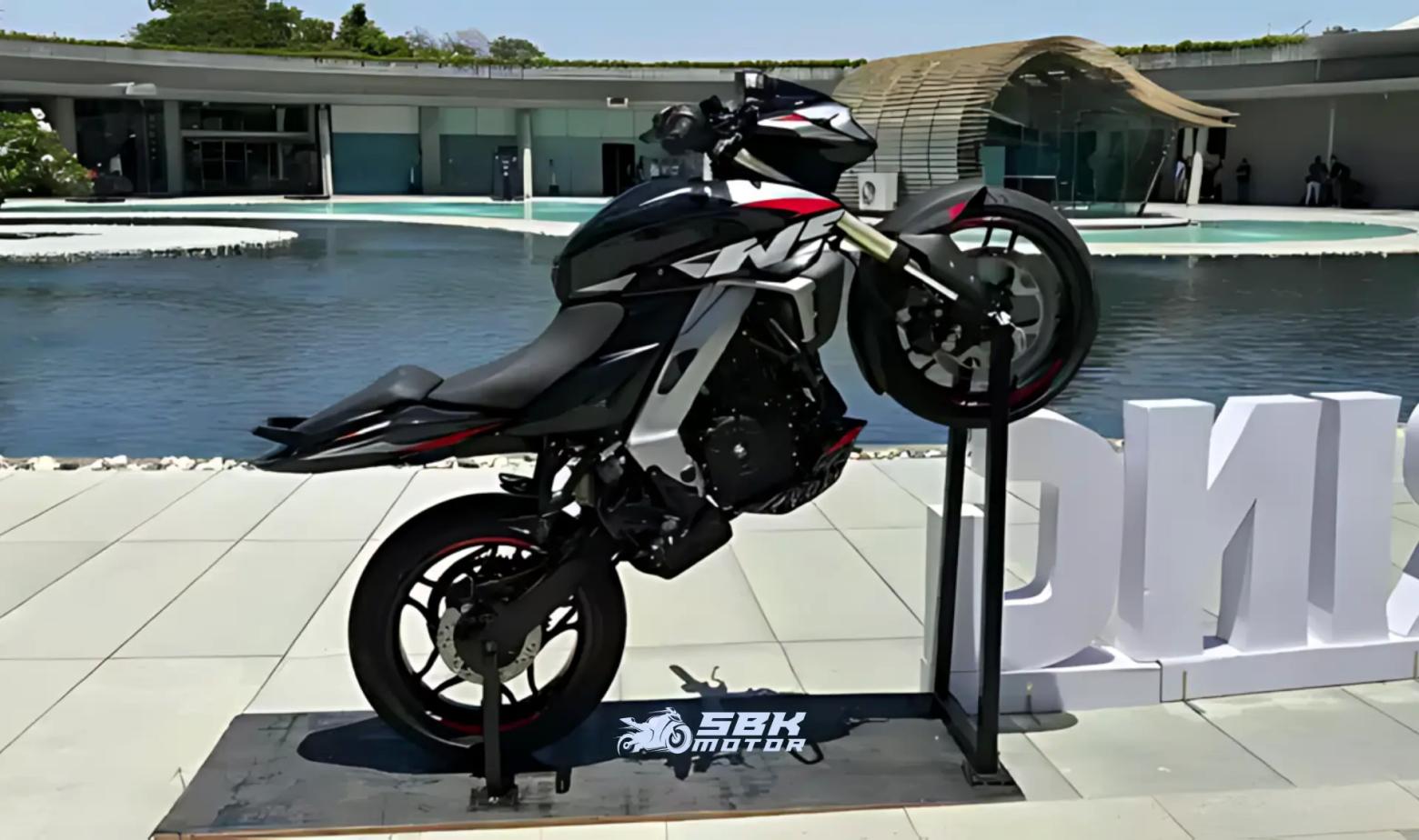 Nuova Bajaj Pulsar NS 400Z Presentata: Caratteristiche e Prezzo Annunciati Secondo le informazioni ricevute dal lancio, possiamo dire che la qualità dei componenti è buona. Per quanto riguarda il design generale della Bajaj Pulsar NS400 Z, possiamo dire che è una delusione per molti. Infatti, le aspettative dei profili sui social media specializzati nel design erano molto diverse e possiamo dire che questa moto non ha nulla a che fare con quelle aspettative.