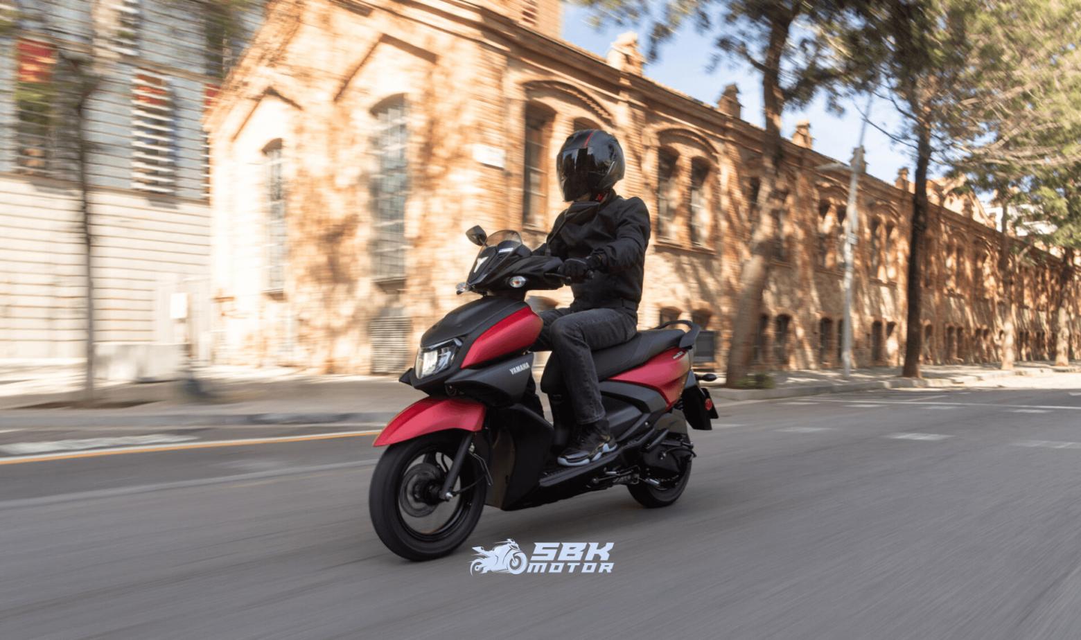 Il Nuovo Yamaha RayZR 2024 E Ora Disponibile! Specifiche Tecniche di Yamaha RayZR Yamaha RAYZR 125, 1Caratteristiche Valore Cilindrata 125cc Potenza 8hp Coppia 9.7nm. Cilindro / Valvole Monocilindrico, 2 Valvole Peso 99kg Freni Anteriore: Disco idraulico singolo Posteriore: Tamburo Altezza Sella (cm) 78.5cm Pneumatici Anteriore: 90/90-12 Posteriore: 110/90-10 Tubeless Sistema di Raffreddamento Raffreddamento ad aria Tipo di Motore Scooter Velocità Massima 90km/h Capacità Serbatoio / Consumo 5.2 litri / 1.8l/100km