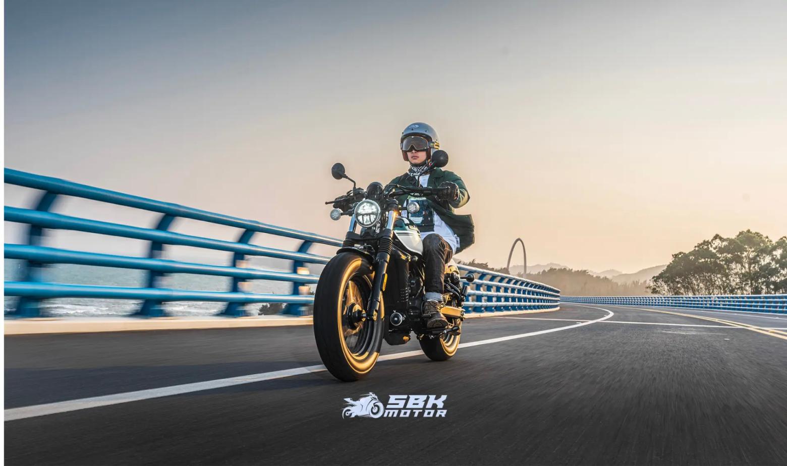 CF MOTO 250 CL-C in arrivo! | Caratteristiche, Prezzo, Velocita Massima del CF MOTO 250 CL-C CF MOTO 250 CL-C Specifiche Tecniche Cilindrata del Motore: 250cc Potenza: 25hp Coppia: 20,5nm Cilindro / Valvole: Singolo Cilindro, 4 Valvole Peso: 165kg Sistema Frenante: Anteriore: Disco Φ300mm, Pinza a 4 Pistoni J.JUAN Posteriore: Disco Φ220mm, Pinza a 1 Pistone Altezza Sella: 69cm Pneumatici: Anteriore: 130/90 R16 Posteriore: 150/80 R16 Sistema di Raffreddamento: Raffreddamento a Liquido Tipo di Motore: Chopper – Cruiser Velocità Massima: 150km/h Capacità del Serbatoio / Consumo: 13,5 litri / 3,4 litri / 100km