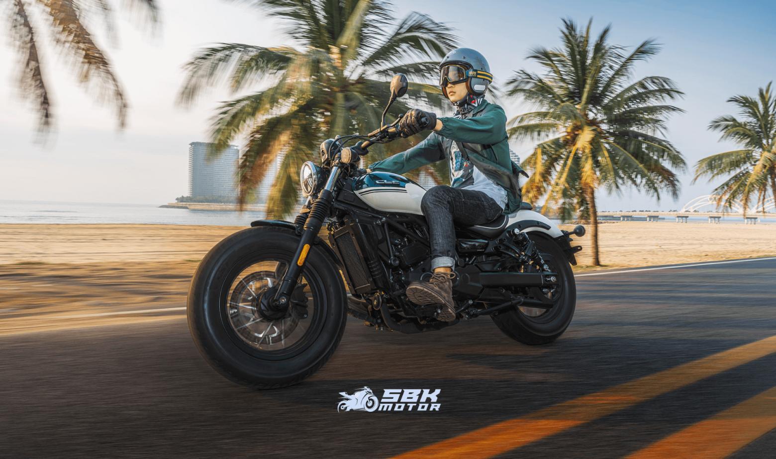 CF MOTO 250 CL-C in arrivo! | Caratteristiche, Prezzo, Velocita Massima del CF MOTO 250 CL-C Quanto Costa il CF MOTO 250 CL-C? Il prezzo del CF MOTO 250 CL-C in Turchia non è ancora stato confermato. Il costo potrebbe variare in base alla data di lancio e alle condizioni di mercato. Gli acquirenti potenziali possono monitorare gli annunci ufficiali di CF MOTO per ottenere informazioni aggiornate sul prezzo nel mercato turco. Chi Dovrebbe Guidare il CF MOTO 250 CL-C? Il CF MOTO 250 CL-C è una scelta ideale per gli appassionati di motociclette che amano il design chopper e cruiser. Con un'altezza della sella confortevole e un design ergonomico, offre comodità anche durante i viaggi lunghi. Grazie al suo motore potente e al torque elevato, questo modello è adatto sia per l'uso urbano che per le lunghe distanze, soddisfacendo le aspettative di piloti di tutti i livelli.