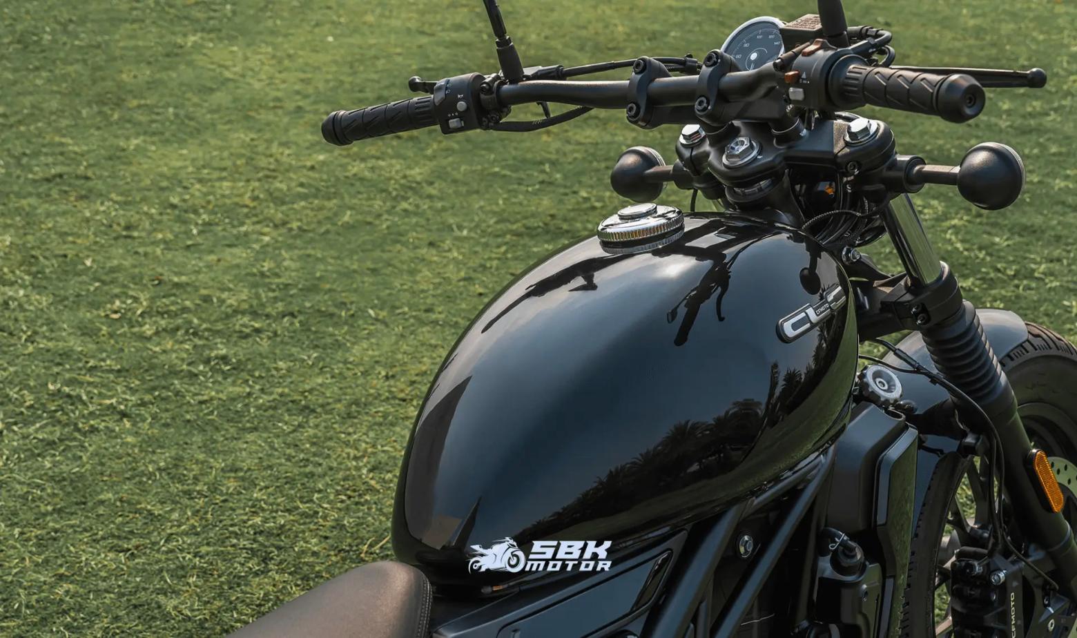 CF MOTO 250 CL-C in arrivo! | Caratteristiche, Prezzo, Velocita Massima del CF MOTO 250 CL-C CF MOTO 250 CL-C Top Speed Nedir? CF MOTO 250 CL-C'nin maksimum hızı 150km/h olarak belirtilmiştir. Bu hız, şehir içi kullanımın yanı sıra otoyol sürüşlerinde de yeterli bir performans sunmaktadır. Motorun gücü ve aerodinamik yapısı, yüksek hızlarda dahi dengeli ve güvenli bir sürüş deneyimi sağlar.