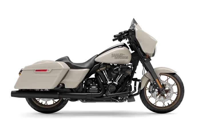 HARLEY DAVİDSON Street Glide ST Modello della Moto Caratteristiche: Coppia:168nm., Potenza:103hp, Peso:369, Velocità Massima:250, Capacità del Serbatoio: 22.7, Consumo di Combustibile: 6.1, Numero di Cilindri:4, Numero di Valvole: 16