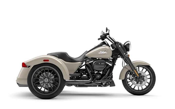 HARLEY DAVİDSON  Freewheeler Modello della Moto Caratteristiche: Coppia:159nm., Potenza:87hp, Peso:513, Velocità Massima:200, Capacità del Serbatoio: 22.7, Consumo di Combustibile: 6.5, Numero di Cilindri:4, Numero di Valvole: 16