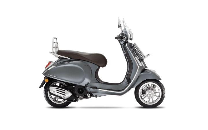 Vespa Primavera 150 Touring Modello della Moto Caratteristiche: Coppia:12.4nm., Potenza:12.5hp, Peso:100, Velocità Massima:110, Capacità del Serbatoio: 8, Consumo di Combustibile: 2.6, Numero di Cilindri:1, Numero di Valvole: 3