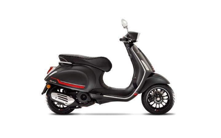 Vespa Sprint 150 S Modello della Moto Caratteristiche: Coppia:12.4nm., Potenza:12.5hp, Peso:100, Velocità Massima:110, Capacità del Serbatoio: 8, Consumo di Combustibile: 2.6, Numero di Cilindri:1, Numero di Valvole: 3