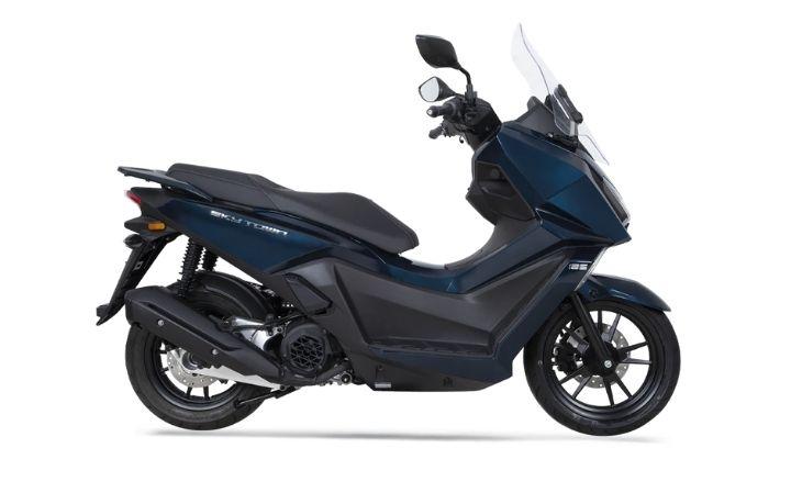 Kymco Sky Town 125 Caratteristiche del Modello Moto: Tork:10.6nm., Güç:11.1hp, Peso:126, Velocità Massima:100, Capacità del Serbatoio: 7, Consumo di Carburante: 2.8, Numero di Cilindri:1, Numero di Valvole: 2