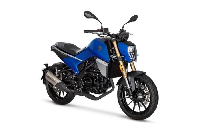 Peugeot PM-02 250 Caratteristiche del Modello Moto: Tork:21.5nm., Güç:26hp, Peso:174.5, Velocità Massima:150, Capacità del Serbatoio: 12.5, Consumo di Carburante: 3.2, Numero di Cilindri:1, Numero di Valvole: 4