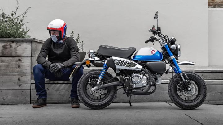 Honda Monkey 125, kısa boylu ve yeni başlayanlar için ideal bir seçenek. 125cc motoru 9.3hp güç üretirken 11nm tork sunar. Sadece 104kg ağırlığındadır ve disk frenlerle ABS ile donatılmıştır. Ayrıca LED aydınlatma, hava soğutmalı motor, tubeless lastikler ve yakıt verimliliği gibi özelliklere sahiptir. Tüm bu avantajlara sahip Honda Monkey 125, cazip bir fiyatla sunulmaktadır.