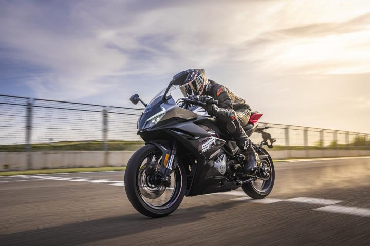 CF MOTO 250 SR, 250cc, Ön 292mm Disk 4 Pistonlu Kaliper, Arka 220mm Disk Tek Pistonlu Kaliper ABS, Full Led Aydınlatma, Sıvı Soğutma Motor, 165km/h Maksimum Hız, 12 litre Yakıt Kapasitesi, 3.7 litre Yakıt Tüketimi, Tek Silindir, 4 Subaplı, Süpersport, Hafif, Ekonomik, Euro5, Kaydırmalı Debriyaj, Bluetooth Bağlantısı.