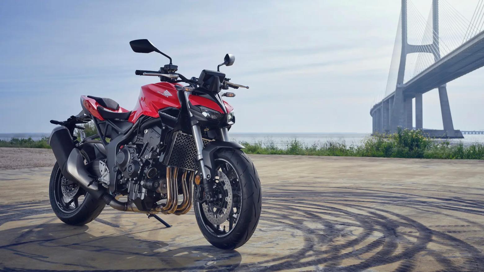2025 Honda CB1000 Hornet Motosiklet Özellikleri : 2025 Honda CB1000 Hornet 151hp Güç, 104nm. Tork, 260km/h Top Speed, 1000cc Motor Hacmi,  Fiyat : 8999TL Fiyat, , 211kg Ağırlık, Anteriore: pinza freno Nissin a quattro pistoncini con attacco radiale, doppio disco flottante da 310 mm Posteriore: pinza Nissin a pistoncino singolo, disco singolo da 240 mm Fren, Anteriore: 120/70ZR17M/C (58W) Posteriore: 180/55ZR17M/C (73W)