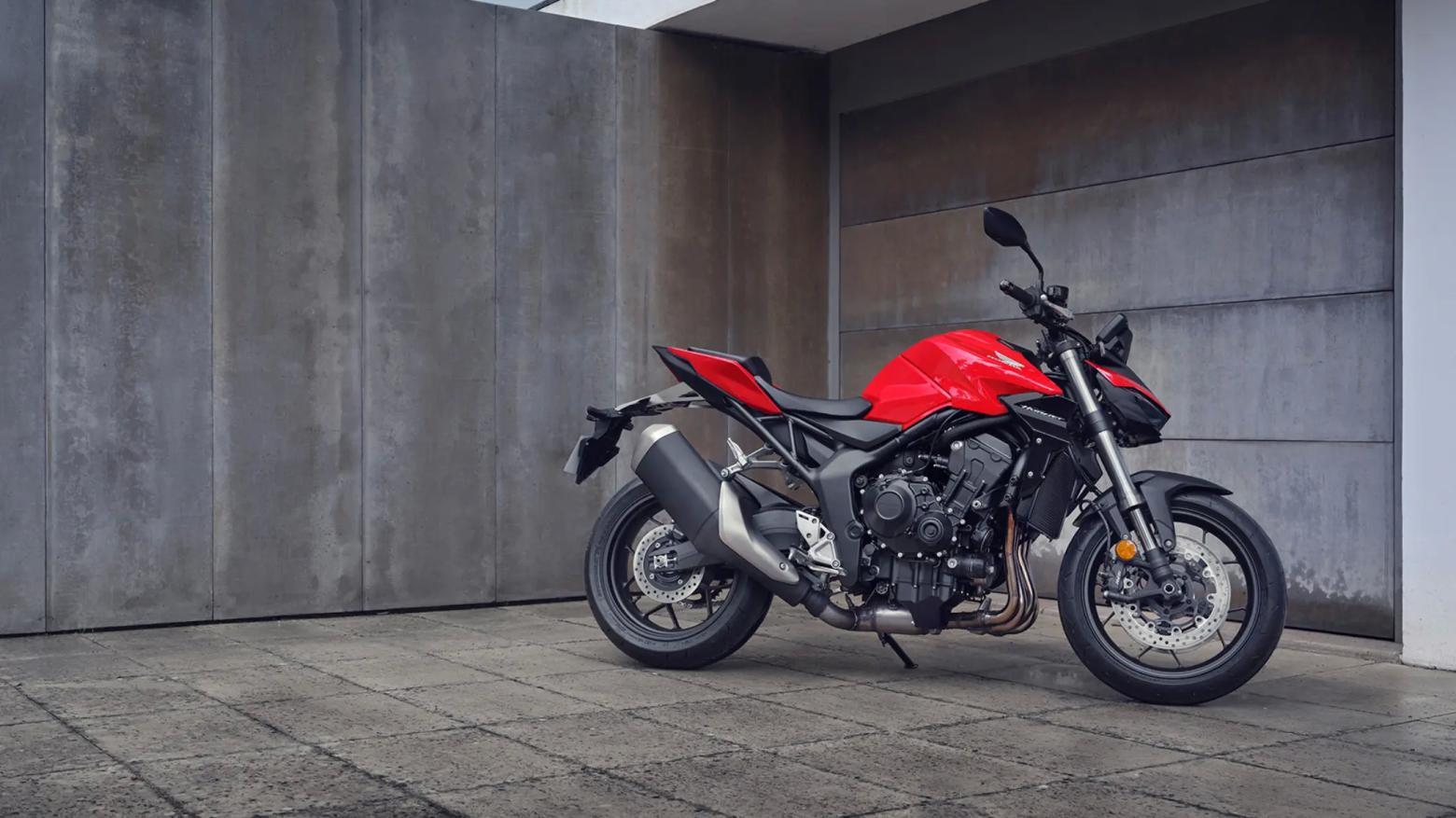2025 Honda CB1000 Hornet Motosiklet Özellikleri : 2025 Honda CB1000 Hornet 151hp Güç, 104nm. Tork, 260km/h Top Speed, 1000cc Motor Hacmi,  Fiyat : 8999TL Fiyat, , 211kg Ağırlık, Anteriore: pinza freno Nissin a quattro pistoncini con attacco radiale, doppio disco flottante da 310 mm Posteriore: pinza Nissin a pistoncino singolo, disco singolo da 240 mm Fren, Anteriore: 120/70ZR17M/C (58W) Posteriore: 180/55ZR17M/C (73W)