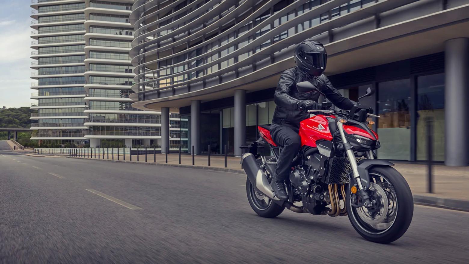 2025 Honda CB1000 Hornet Motosiklet Özellikleri : 2025 Honda CB1000 Hornet 151hp Güç, 104nm. Tork, 260km/h Top Speed, 1000cc Motor Hacmi,  Fiyat : 8999TL Fiyat, , 211kg Ağırlık, Anteriore: pinza freno Nissin a quattro pistoncini con attacco radiale, doppio disco flottante da 310 mm Posteriore: pinza Nissin a pistoncino singolo, disco singolo da 240 mm Fren, Anteriore: 120/70ZR17M/C (58W) Posteriore: 180/55ZR17M/C (73W)