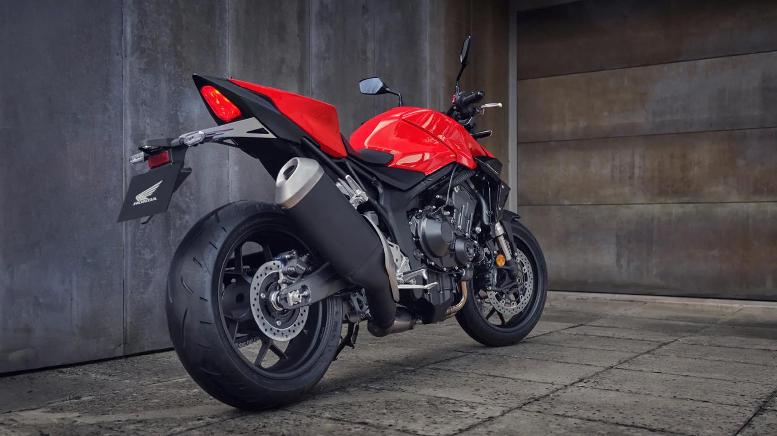 2025 Honda CB1000 Hornet Motosiklet Özellikleri : 2025 Honda CB1000 Hornet 151hp Güç, 104nm. Tork, 260km/h Top Speed, 1000cc Motor Hacmi,  Fiyat : 8999TL Fiyat, , 211kg Ağırlık, Anteriore: pinza freno Nissin a quattro pistoncini con attacco radiale, doppio disco flottante da 310 mm Posteriore: pinza Nissin a pistoncino singolo, disco singolo da 240 mm Fren, Anteriore: 120/70ZR17M/C (58W) Posteriore: 180/55ZR17M/C (73W)