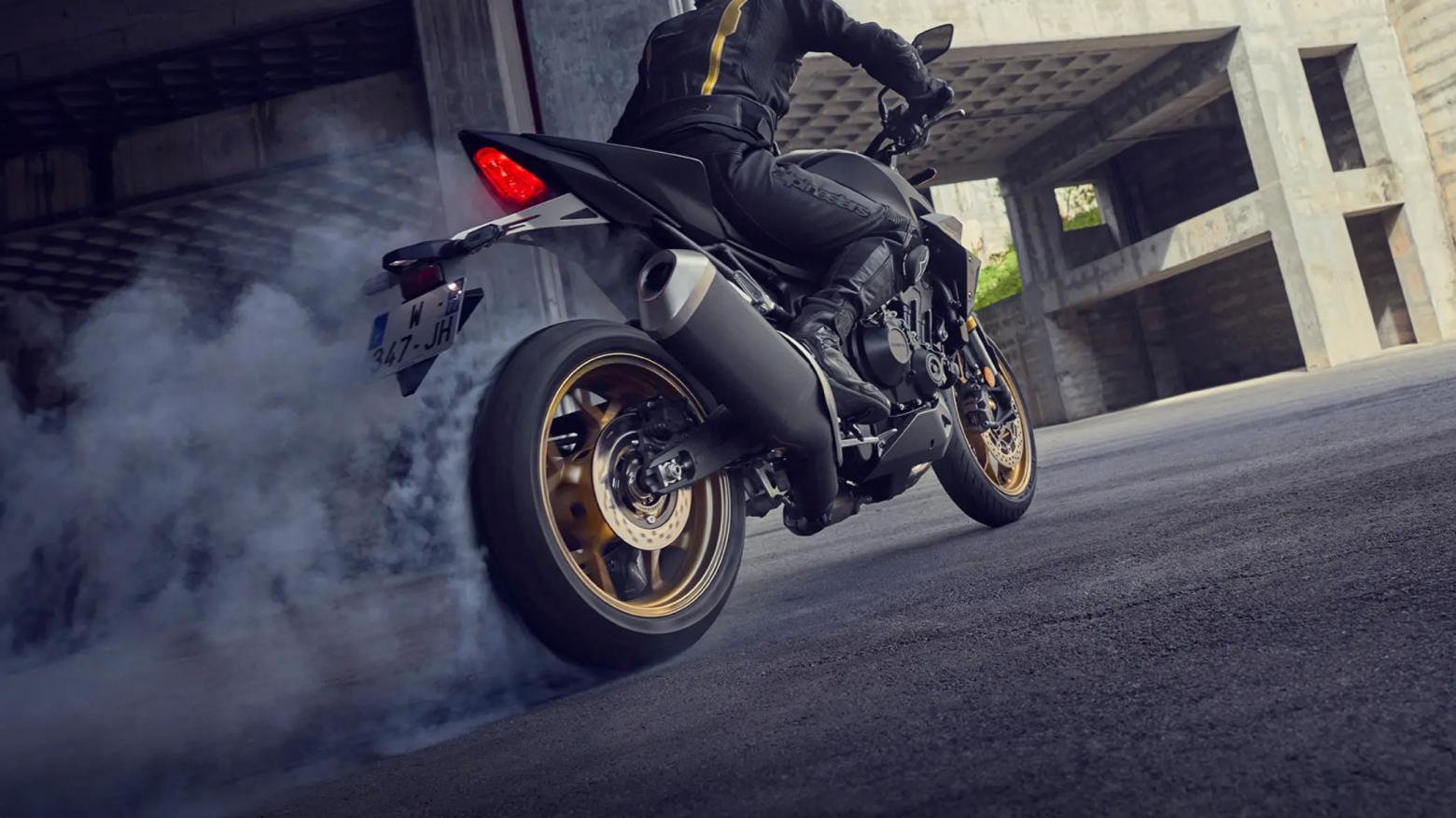 2025 Honda CB1000 Hornet SP Motosiklet Özellikleri : 2025 Honda CB1000 Hornet SP 157.7hp Güç, 107nm. Tork, 260km/h Top Speed, 1000cc Motor Hacmi,  Fiyat : 9999TL Fiyat, , 212kg Ağırlık, Anteriore: pinza freno Nissin a quattro pistoncini con attacco radiale, doppio disco flottante da 310 mm Posteriore: pinza Nissin a pistoncino singolo, disco singolo da 240 mm Fren, Anteriore: 120/70ZR17M/C (58W) Posteriore: 180/55ZR17M/C (73W)