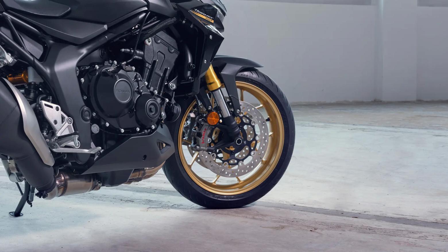 2025 Honda CB1000 Hornet SP Motosiklet Özellikleri : 2025 Honda CB1000 Hornet SP 157.7hp Güç, 107nm. Tork, 260km/h Top Speed, 1000cc Motor Hacmi,  Fiyat : 9999TL Fiyat, , 212kg Ağırlık, Anteriore: pinza freno Nissin a quattro pistoncini con attacco radiale, doppio disco flottante da 310 mm Posteriore: pinza Nissin a pistoncino singolo, disco singolo da 240 mm Fren, Anteriore: 120/70ZR17M/C (58W) Posteriore: 180/55ZR17M/C (73W)
