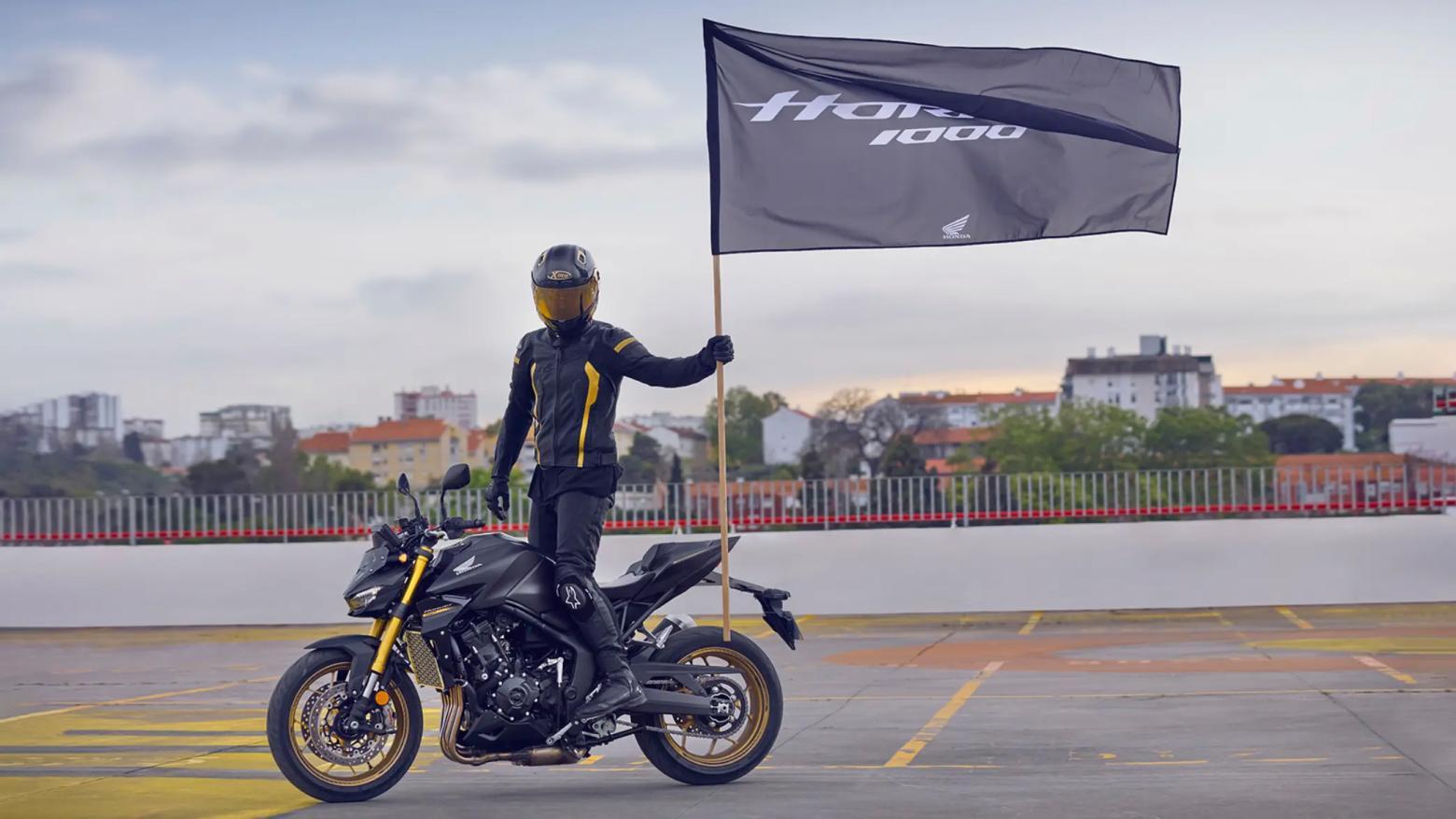2025 Honda CB1000 Hornet SP Motosiklet Özellikleri : 2025 Honda CB1000 Hornet SP 157.7hp Güç, 107nm. Tork, 260km/h Top Speed, 1000cc Motor Hacmi,  Fiyat : 9999TL Fiyat, , 212kg Ağırlık, Anteriore: pinza freno Nissin a quattro pistoncini con attacco radiale, doppio disco flottante da 310 mm Posteriore: pinza Nissin a pistoncino singolo, disco singolo da 240 mm Fren, Anteriore: 120/70ZR17M/C (58W) Posteriore: 180/55ZR17M/C (73W)