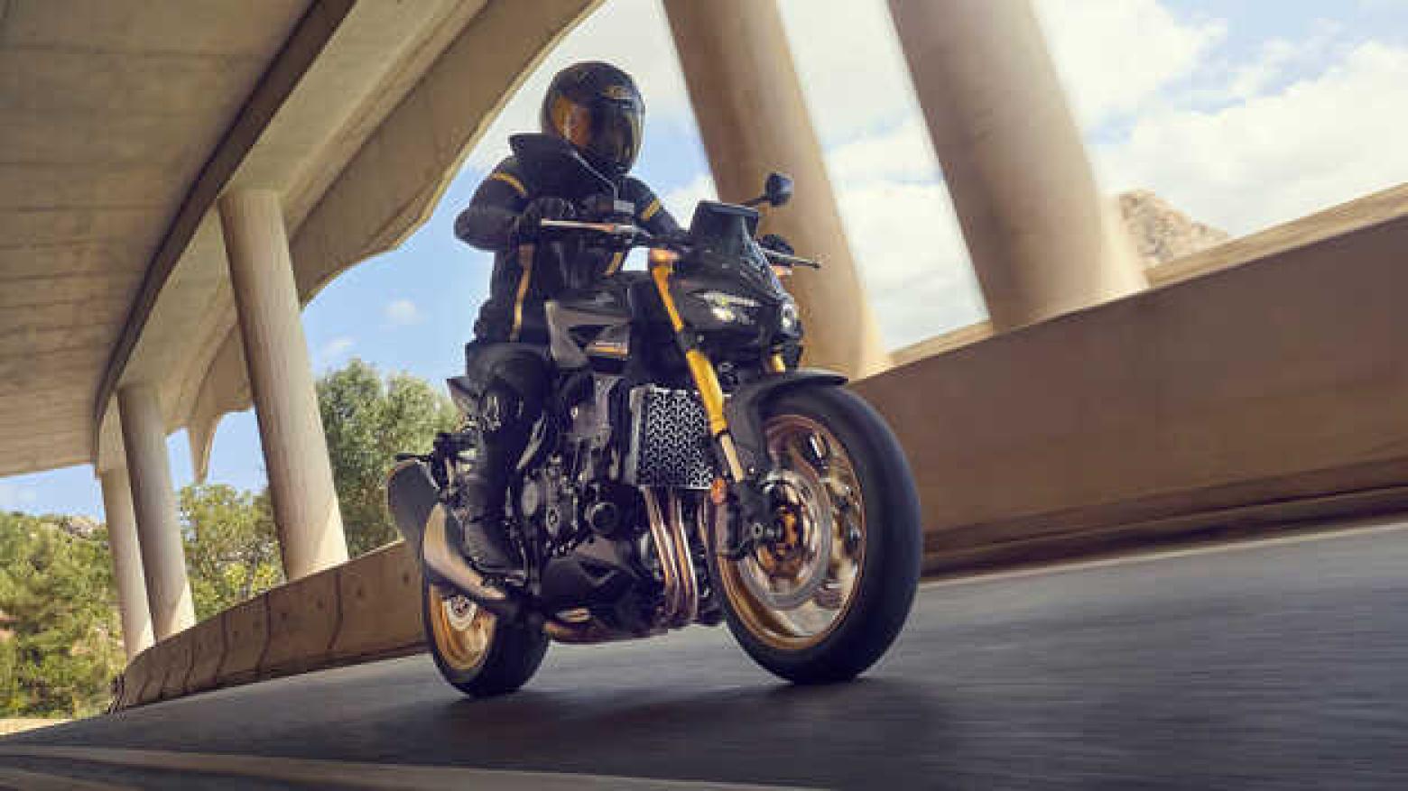 2025 Honda CB1000 Hornet SP Motosiklet Özellikleri : 2025 Honda CB1000 Hornet SP 157.7hp Güç, 107nm. Tork, 260km/h Top Speed, 1000cc Motor Hacmi,  Fiyat : 9999TL Fiyat, , 212kg Ağırlık, Anteriore: pinza freno Nissin a quattro pistoncini con attacco radiale, doppio disco flottante da 310 mm Posteriore: pinza Nissin a pistoncino singolo, disco singolo da 240 mm Fren, Anteriore: 120/70ZR17M/C (58W) Posteriore: 180/55ZR17M/C (73W)