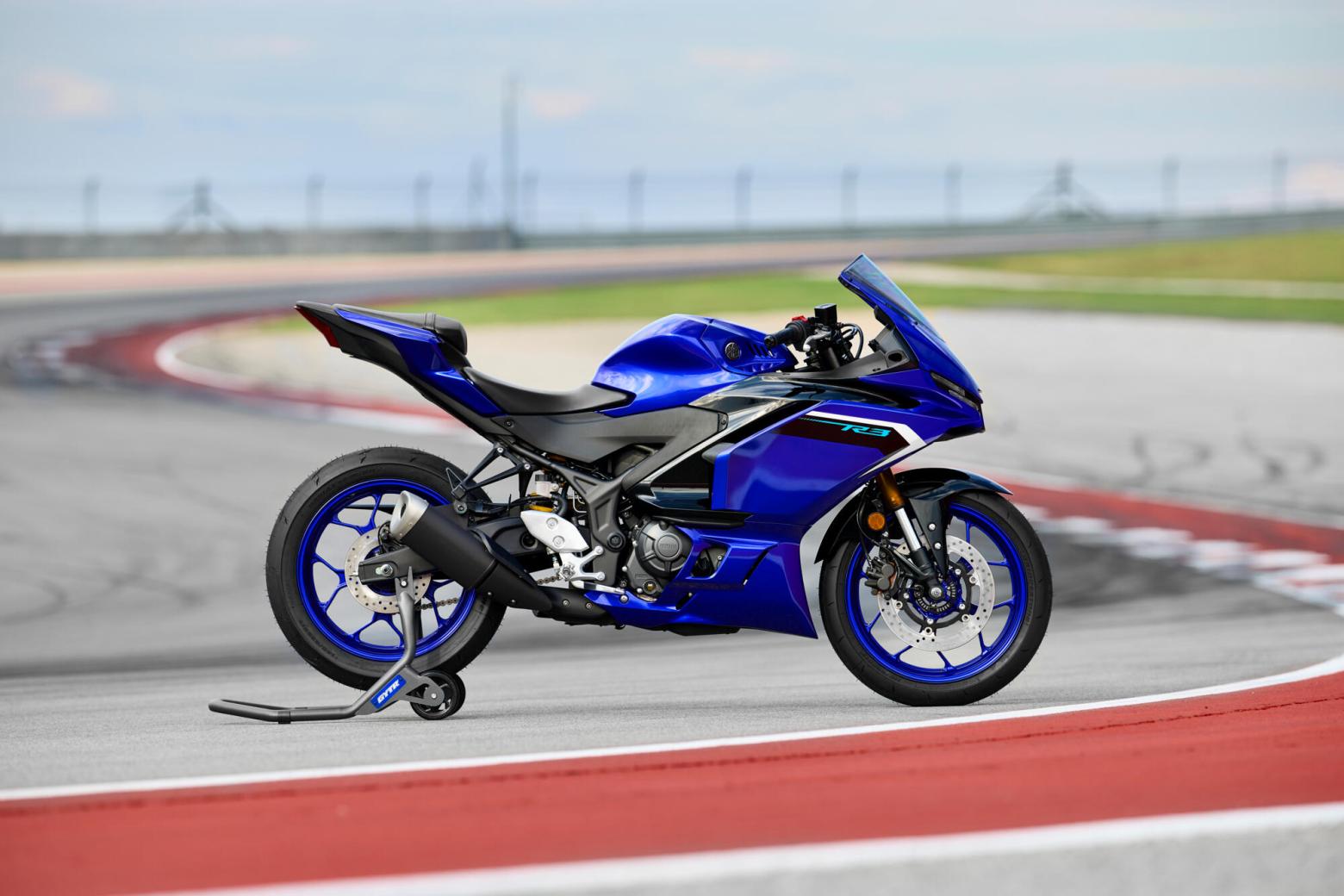 2025 Yamaha YFZ-R3  Motosiklet Özellikleri : 2025 Yamaha YFZ-R3  42hp Güç, 29.5nm. Tork, 195km/h Top Speed, 300cc Motor Hacmi,  Fiyat : Henüz Ülkemiz de Fiyatı Belli Değil, , 169kg Ağırlık, Anteriore: Freno idraulico a disco singolo, Ø298 mm Posteriore: Freno idraulico a disco singolo, Ø220 mm Fren, Anteriore: 110/70R17M/C 54H Tubeless Posteriore: 140/70R17M/C 66H Tubeless