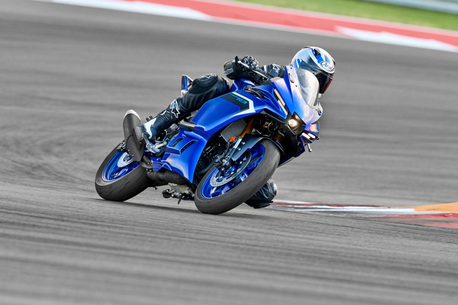 2025 Yamaha YFZ-R3  Motosiklet Özellikleri : 2025 Yamaha YFZ-R3  42hp Güç, 29.5nm. Tork, 195km/h Top Speed, 300cc Motor Hacmi,  Fiyat : Henüz Ülkemiz de Fiyatı Belli Değil, , 169kg Ağırlık, Anteriore: Freno idraulico a disco singolo, Ø298 mm Posteriore: Freno idraulico a disco singolo, Ø220 mm Fren, Anteriore: 110/70R17M/C 54H Tubeless Posteriore: 140/70R17M/C 66H Tubeless