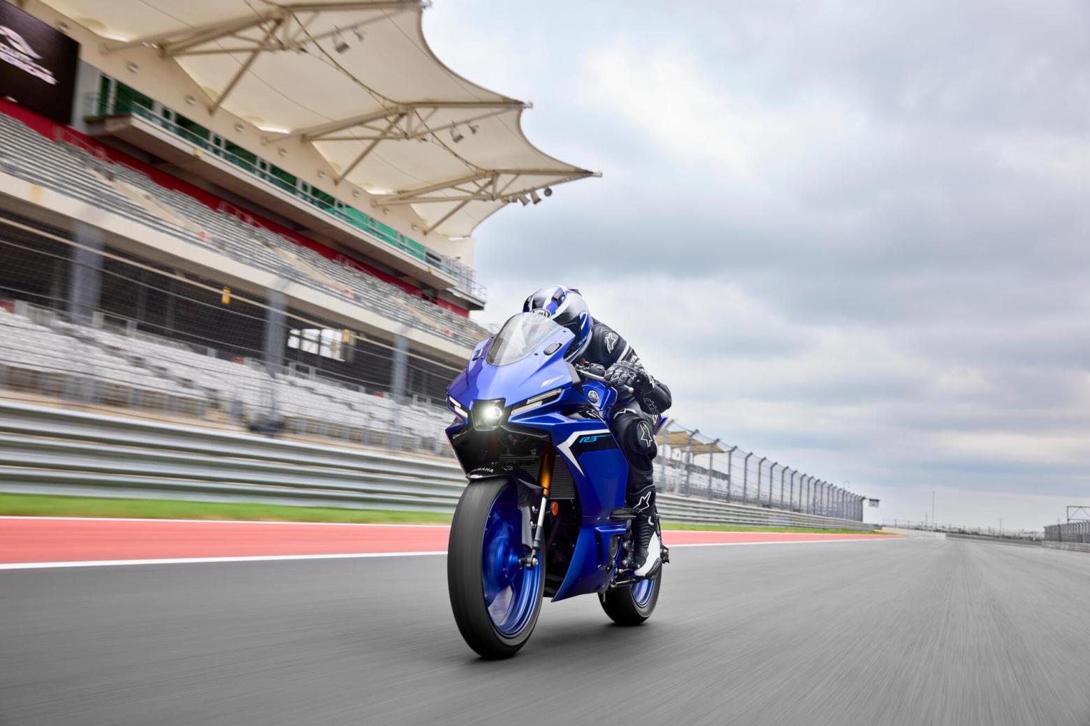 2025 Yamaha YFZ-R3  Motosiklet Özellikleri : 2025 Yamaha YFZ-R3  42hp Güç, 29.5nm. Tork, 195km/h Top Speed, 300cc Motor Hacmi,  Fiyat : Henüz Ülkemiz de Fiyatı Belli Değil, , 169kg Ağırlık, Anteriore: Freno idraulico a disco singolo, Ø298 mm Posteriore: Freno idraulico a disco singolo, Ø220 mm Fren, Anteriore: 110/70R17M/C 54H Tubeless Posteriore: 140/70R17M/C 66H Tubeless