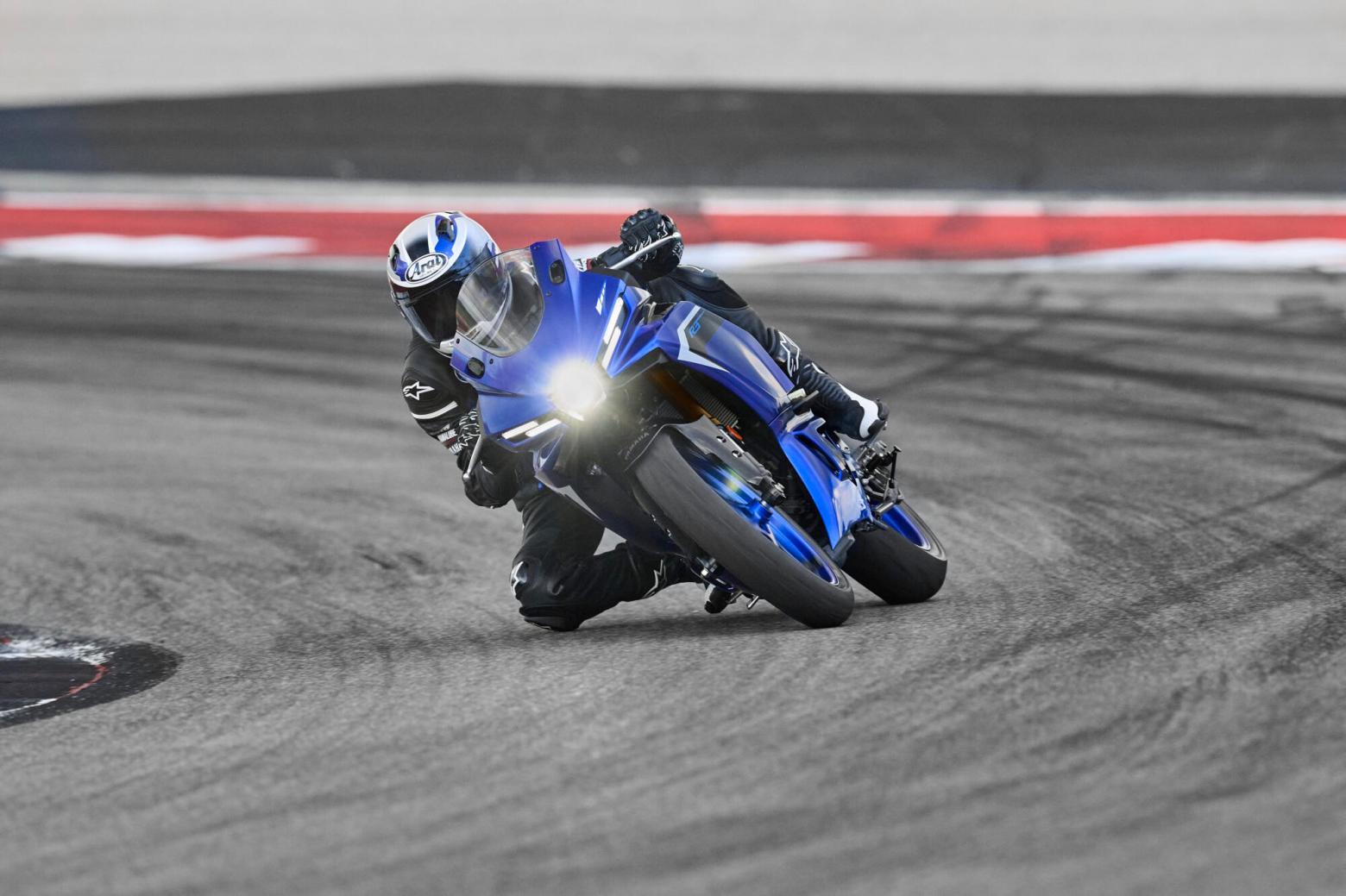 2025 Yamaha YFZ-R3  Motosiklet Özellikleri : 2025 Yamaha YFZ-R3  42hp Güç, 29.5nm. Tork, 195km/h Top Speed, 300cc Motor Hacmi,  Fiyat : Henüz Ülkemiz de Fiyatı Belli Değil, , 169kg Ağırlık, Anteriore: Freno idraulico a disco singolo, Ø298 mm Posteriore: Freno idraulico a disco singolo, Ø220 mm Fren, Anteriore: 110/70R17M/C 54H Tubeless Posteriore: 140/70R17M/C 66H Tubeless