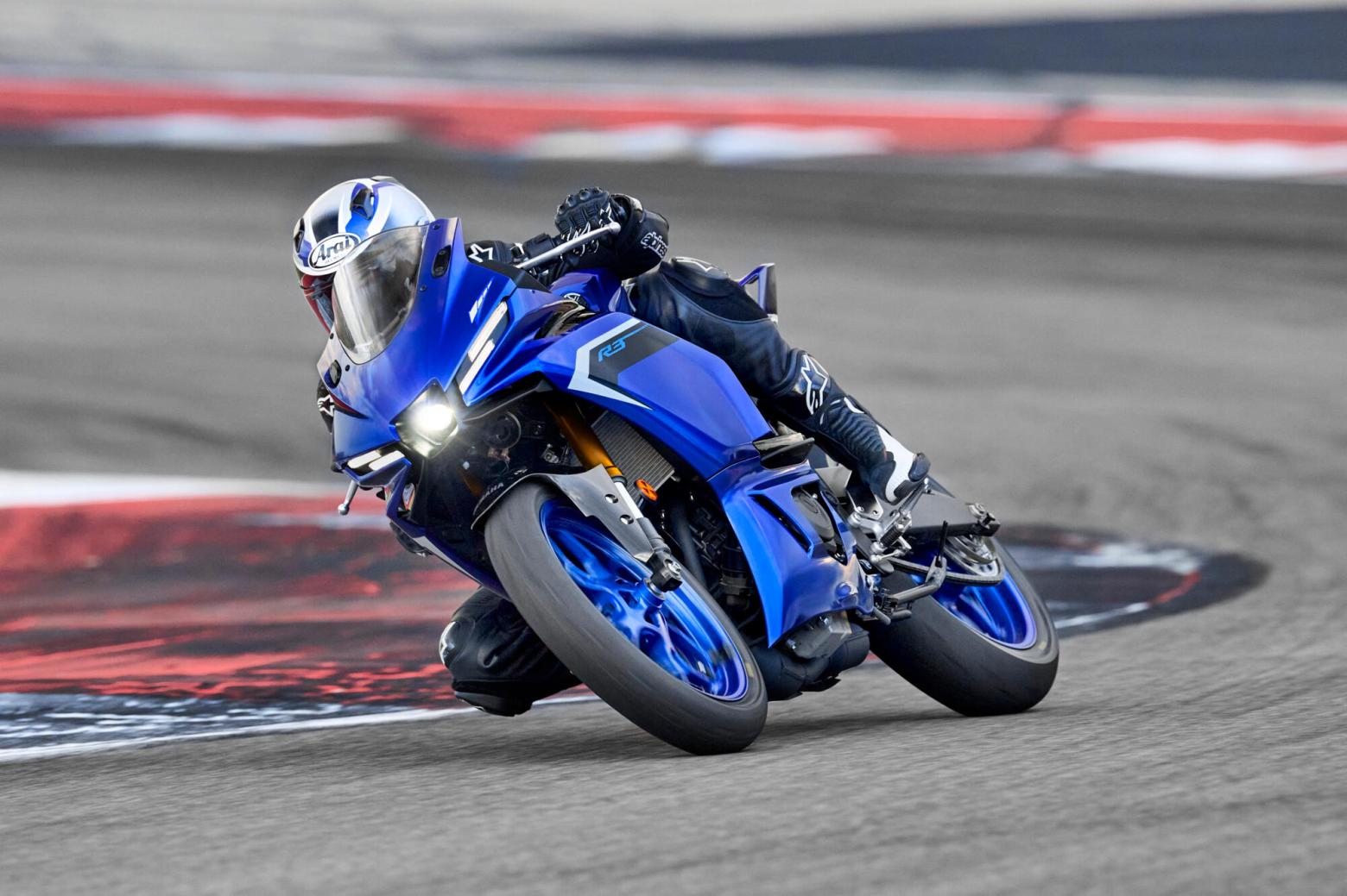 2025 Yamaha YFZ-R3  Motosiklet Özellikleri : 2025 Yamaha YFZ-R3  42hp Güç, 29.5nm. Tork, 195km/h Top Speed, 300cc Motor Hacmi,  Fiyat : Henüz Ülkemiz de Fiyatı Belli Değil, , 169kg Ağırlık, Anteriore: Freno idraulico a disco singolo, Ø298 mm Posteriore: Freno idraulico a disco singolo, Ø220 mm Fren, Anteriore: 110/70R17M/C 54H Tubeless Posteriore: 140/70R17M/C 66H Tubeless