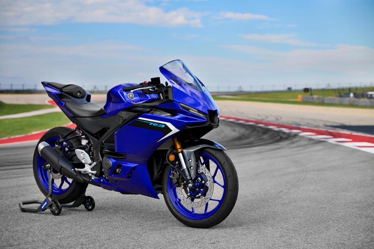 2025 Yamaha YFZ-R3  Motosiklet Özellikleri : 2025 Yamaha YFZ-R3  42hp Güç, 29.5nm. Tork, 195km/h Top Speed, 300cc Motor Hacmi,  Fiyat : Henüz Ülkemiz de Fiyatı Belli Değil, , 169kg Ağırlık, Anteriore: Freno idraulico a disco singolo, Ø298 mm Posteriore: Freno idraulico a disco singolo, Ø220 mm Fren, Anteriore: 110/70R17M/C 54H Tubeless Posteriore: 140/70R17M/C 66H Tubeless