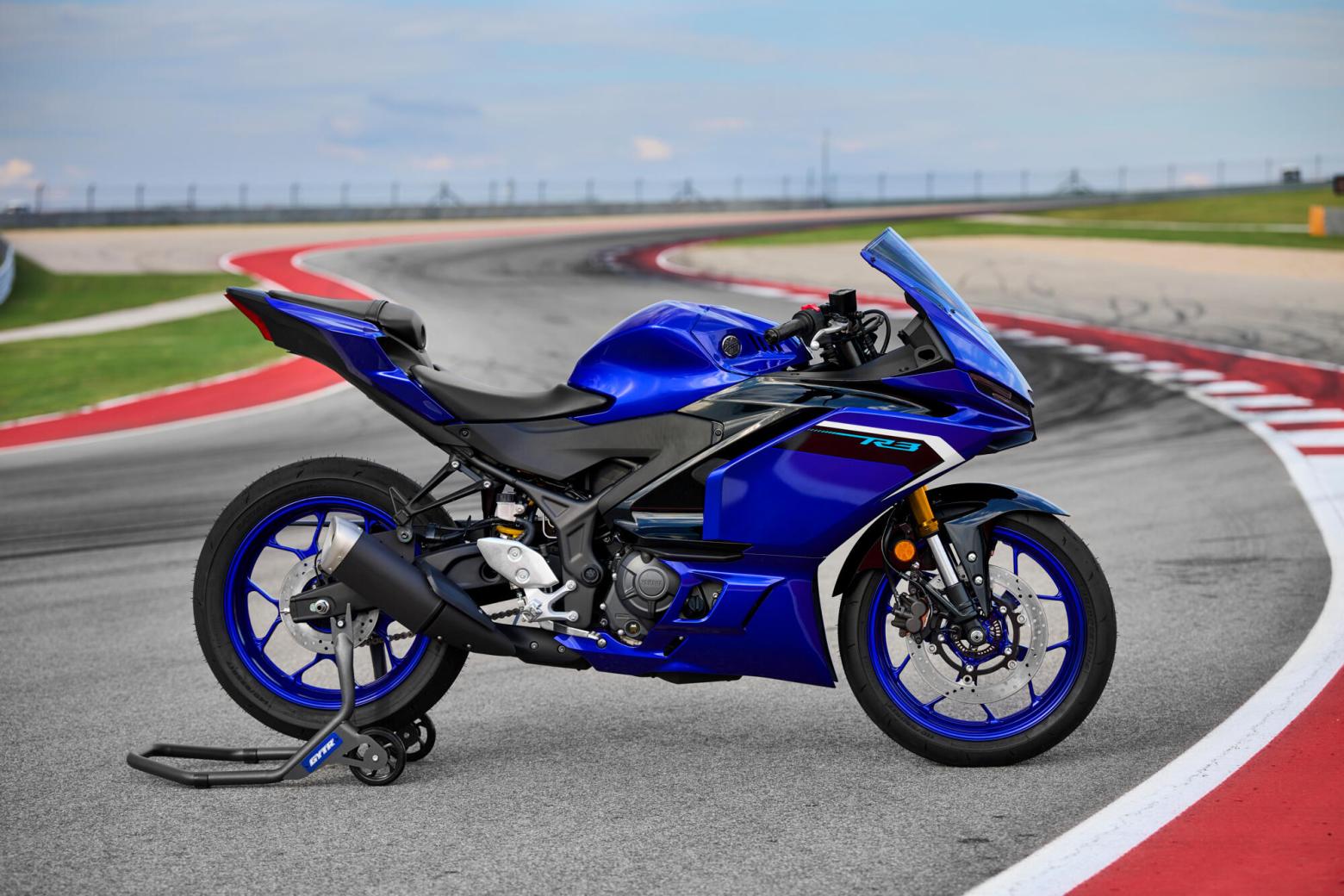 2025 Yamaha YFZ-R3  Motosiklet Özellikleri : 2025 Yamaha YFZ-R3  42hp Güç, 29.5nm. Tork, 195km/h Top Speed, 300cc Motor Hacmi,  Fiyat : Henüz Ülkemiz de Fiyatı Belli Değil, , 169kg Ağırlık, Anteriore: Freno idraulico a disco singolo, Ø298 mm Posteriore: Freno idraulico a disco singolo, Ø220 mm Fren, Anteriore: 110/70R17M/C 54H Tubeless Posteriore: 140/70R17M/C 66H Tubeless