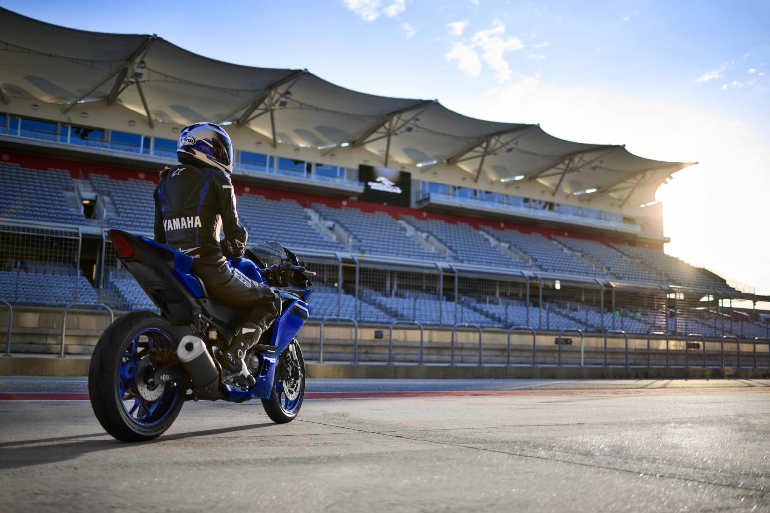 2025 Yamaha YFZ-R3  Motosiklet Özellikleri : 2025 Yamaha YFZ-R3  42hp Güç, 29.5nm. Tork, 195km/h Top Speed, 300cc Motor Hacmi,  Fiyat : Henüz Ülkemiz de Fiyatı Belli Değil, , 169kg Ağırlık, Anteriore: Freno idraulico a disco singolo, Ø298 mm Posteriore: Freno idraulico a disco singolo, Ø220 mm Fren, Anteriore: 110/70R17M/C 54H Tubeless Posteriore: 140/70R17M/C 66H Tubeless