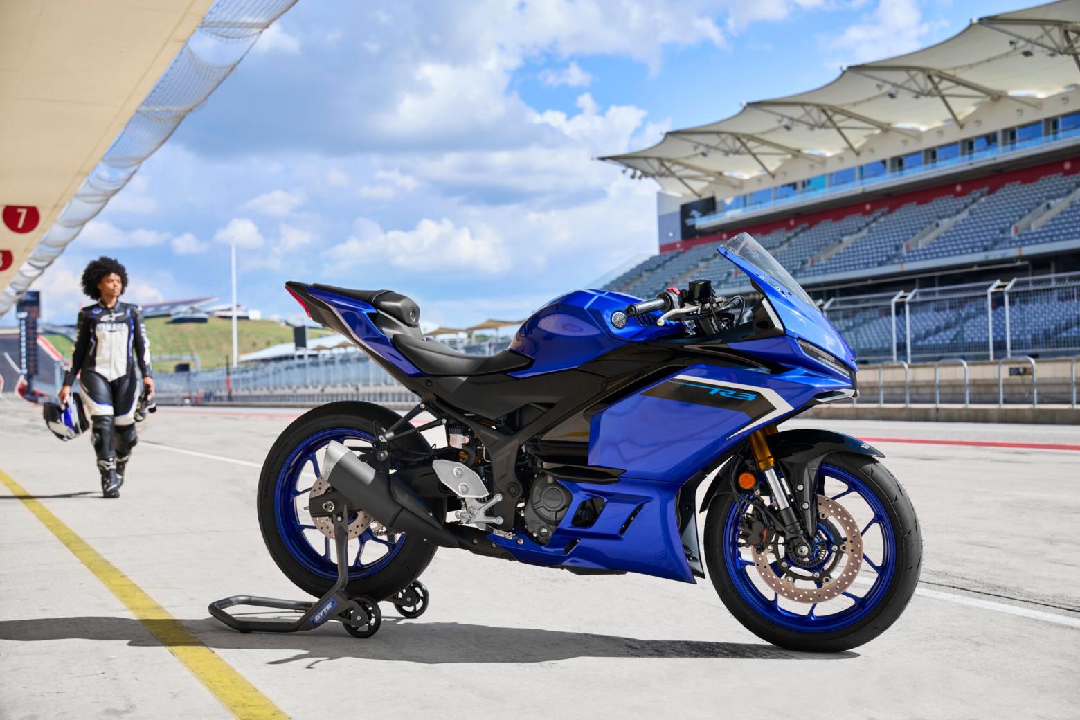 2025 Yamaha YFZ-R3  Motosiklet Özellikleri : 2025 Yamaha YFZ-R3  42hp Güç, 29.5nm. Tork, 195km/h Top Speed, 300cc Motor Hacmi,  Fiyat : Henüz Ülkemiz de Fiyatı Belli Değil, , 169kg Ağırlık, Anteriore: Freno idraulico a disco singolo, Ø298 mm Posteriore: Freno idraulico a disco singolo, Ø220 mm Fren, Anteriore: 110/70R17M/C 54H Tubeless Posteriore: 140/70R17M/C 66H Tubeless