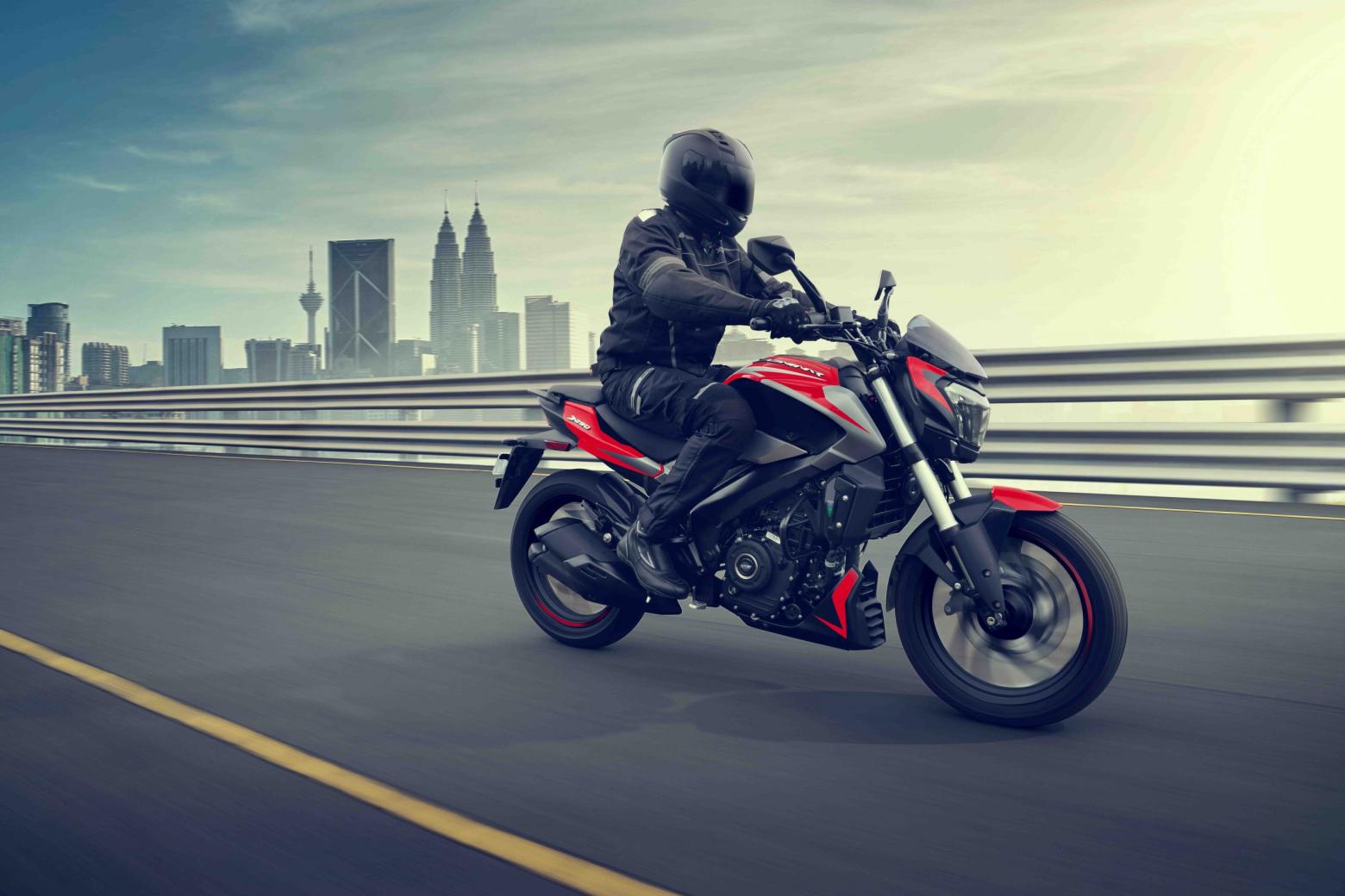 Bajaj Dominar D 250 Motosiklet Özellikleri : Bajaj Dominar D 250 27hp Güç, 23.5nm. Tork, 165km/h Top Speed, 250cc Motor Hacmi,  Fiyat : 172692TL Fiyat, , 180kg Ağırlık, Ön ve Arka ABS (Bybre Fren Kaliperleri) Fren, Ön - Arka(100/80-17 / 130/70-17)