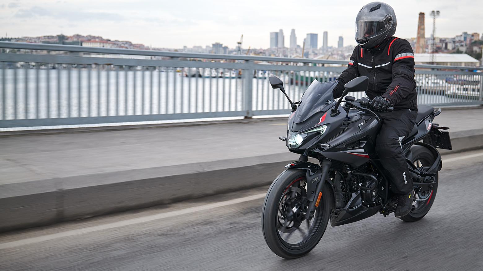 Bajaj Pulsar F 250 Motosiklet Özellikleri : Bajaj Pulsar F 250 22.5hp Güç, 21.5nm. Tork, 145km/h Top Speed, 250cc Motor Hacmi,  Fiyat : 159850TL Fiyat, , 164kg Ağırlık, Ön ve Arka ABS (Grimeca Kaliperler) Fren, Ön - Arka(100/80-17 52P - 130/70-17 62P)