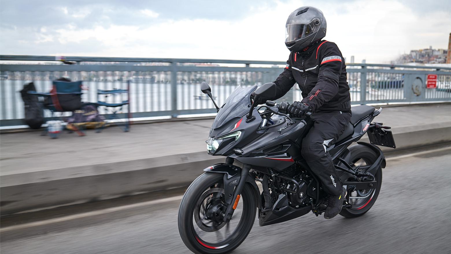 Bajaj Pulsar F 250 Motosiklet Özellikleri : Bajaj Pulsar F 250 22.5hp Güç, 21.5nm. Tork, 145km/h Top Speed, 250cc Motor Hacmi,  Fiyat : 159850TL Fiyat, , 164kg Ağırlık, Ön ve Arka ABS (Grimeca Kaliperler) Fren, Ön - Arka(100/80-17 52P - 130/70-17 62P)