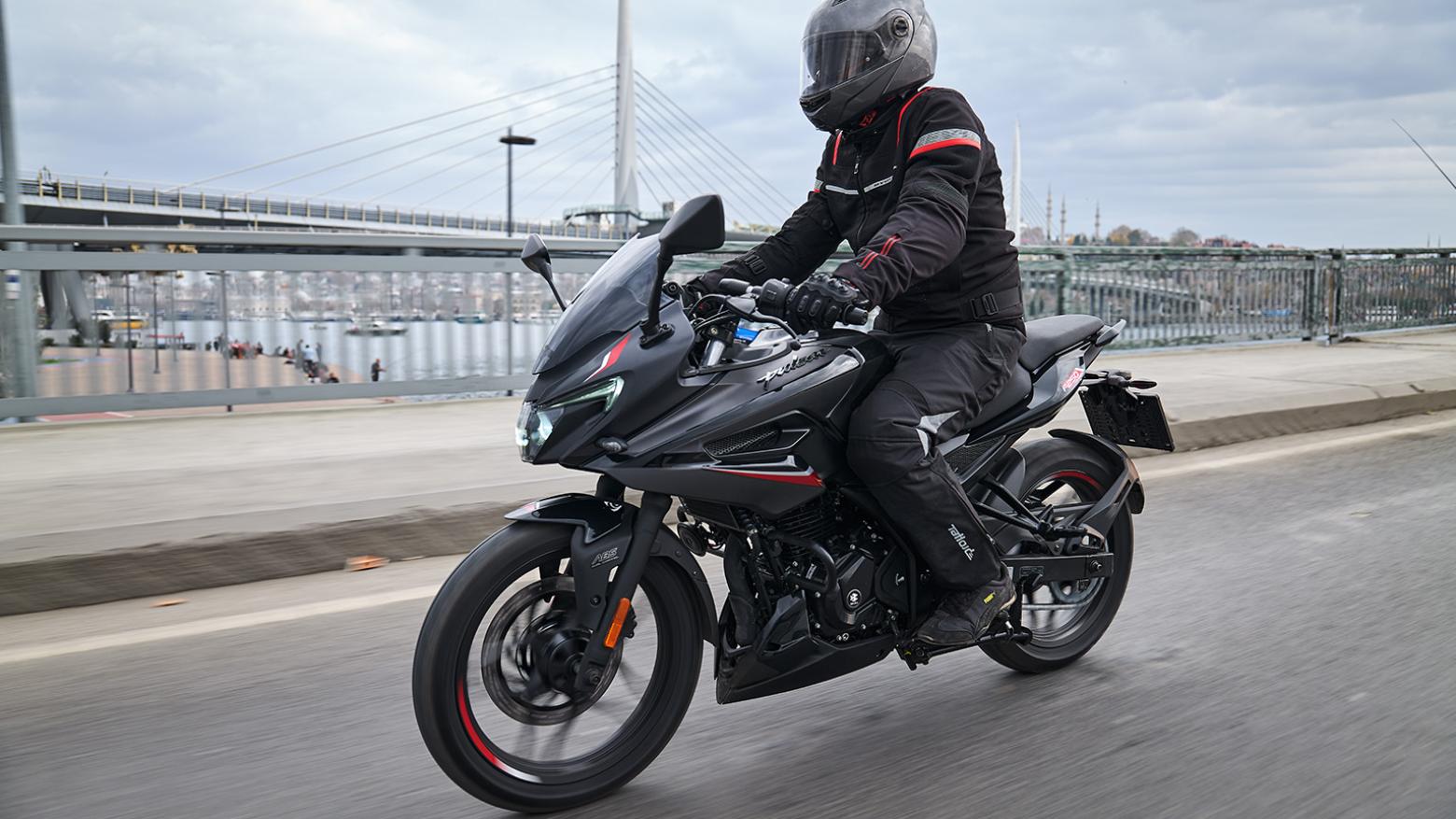 Bajaj Pulsar F 250 Motosiklet Özellikleri : Bajaj Pulsar F 250 22.5hp Güç, 21.5nm. Tork, 145km/h Top Speed, 250cc Motor Hacmi,  Fiyat : 159850TL Fiyat, , 164kg Ağırlık, Ön ve Arka ABS (Grimeca Kaliperler) Fren, Ön - Arka(100/80-17 52P - 130/70-17 62P)