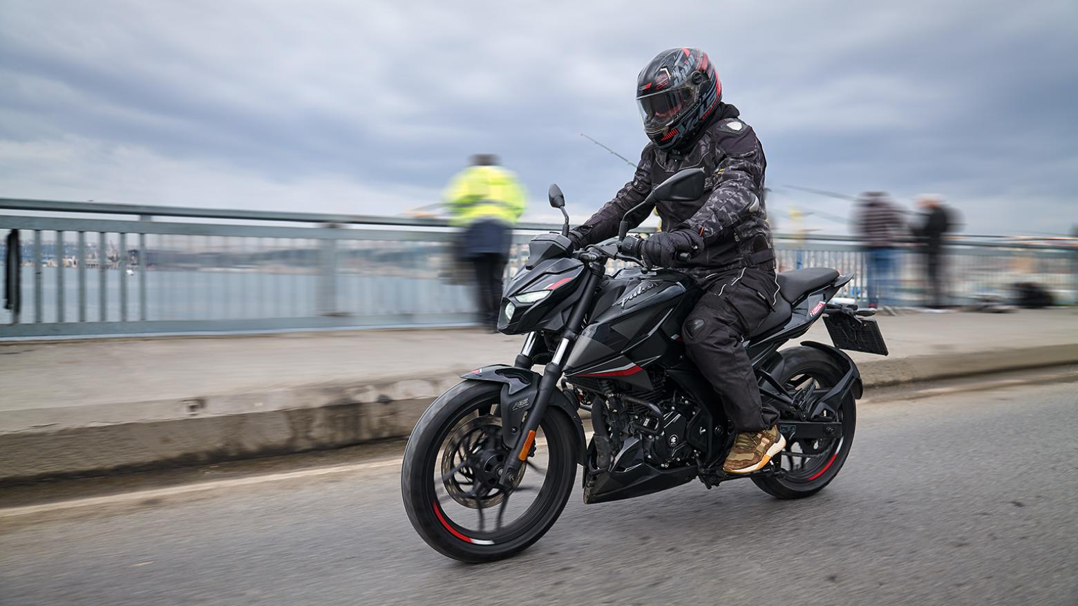 Bajaj Pulsar N 250 Motosiklet Özellikleri : Bajaj Pulsar N 250 22.5hp Güç, 21.5nm. Tork, 143km/h Top Speed, 250cc Motor Hacmi,  Fiyat : 155764TL Fiyat, , 164kg Ağırlık, Ön ve Arka ABS (Grimeca Kaliperler) Fren, Ön - Arka(100/80-17 52P -  130/70-17 62P)