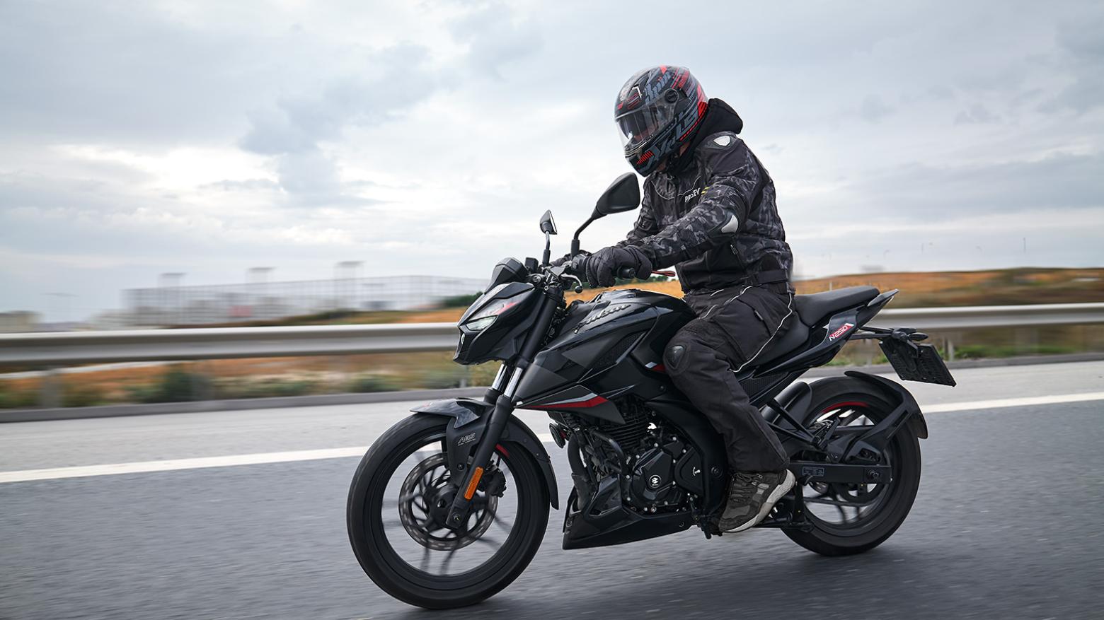 Bajaj Pulsar N 250 Motosiklet Özellikleri : Bajaj Pulsar N 250 22.5hp Güç, 21.5nm. Tork, 143km/h Top Speed, 250cc Motor Hacmi,  Fiyat : 155764TL Fiyat, , 164kg Ağırlık, Ön ve Arka ABS (Grimeca Kaliperler) Fren, Ön - Arka(100/80-17 52P -  130/70-17 62P)