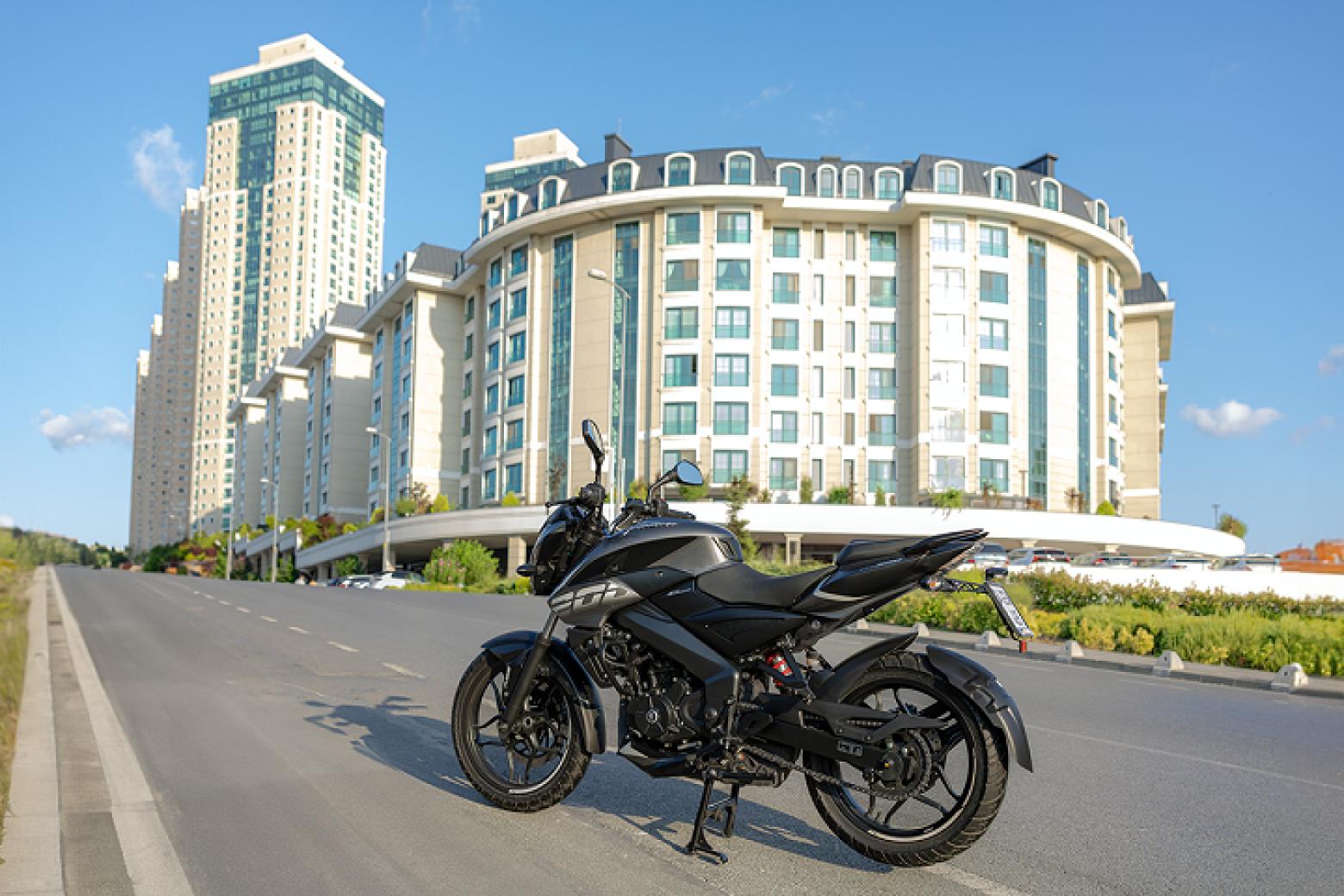 Bajaj Pulsar NS 200 Motosiklet Özellikleri : Bajaj Pulsar NS 200 24.4hp Güç, 18.3nm. Tork, 145km/h Top Speed, 200cc Motor Hacmi,  Fiyat : 149000TL Fiyat, , 158kg Ağırlık, Ön ve Arka ABS (Bybre Fren Kaliperleri) Fren, Ön - Arka(100/80-17 - 130/70-17)