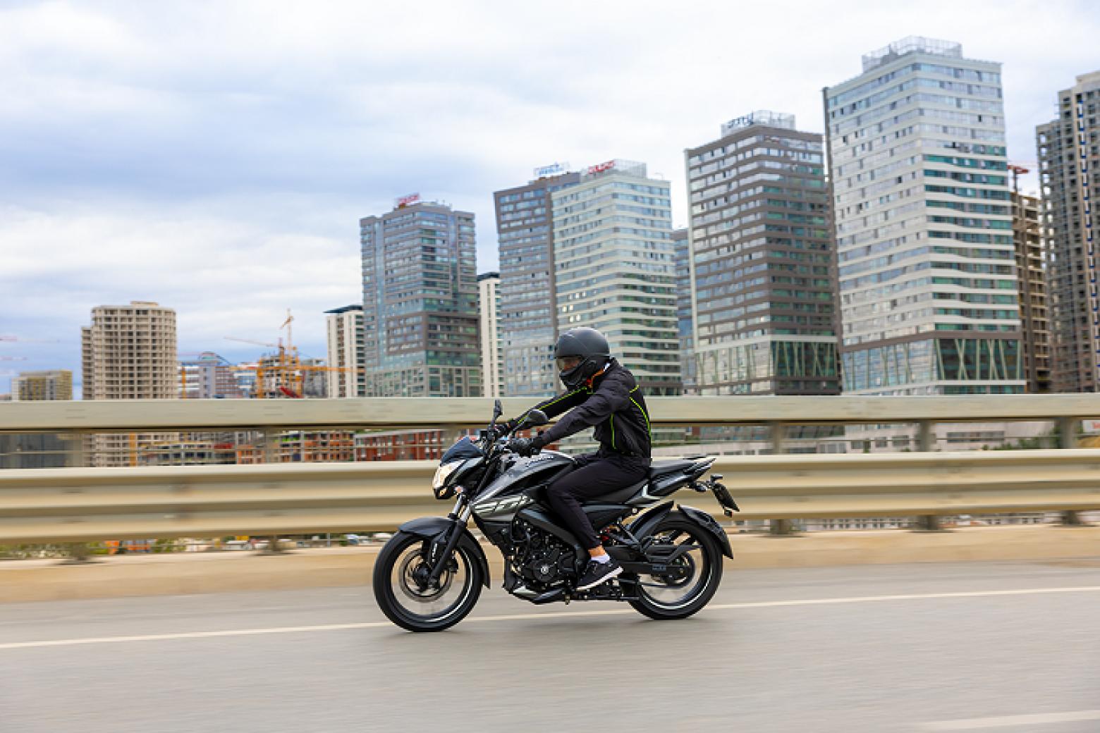 Bajaj Pulsar NS 200 Motosiklet Özellikleri : Bajaj Pulsar NS 200 24.4hp Güç, 18.3nm. Tork, 145km/h Top Speed, 200cc Motor Hacmi,  Fiyat : 149000TL Fiyat, , 158kg Ağırlık, Ön ve Arka ABS (Bybre Fren Kaliperleri) Fren, Ön - Arka(100/80-17 - 130/70-17)